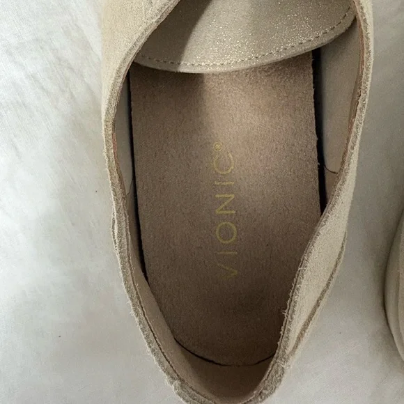 NWOT 🆕 Vionic Callie Women's Sneaker Gold Metallic Size 9 - Picture 8 of 9